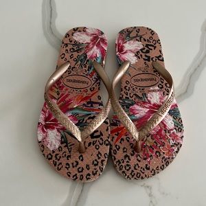Havaianas girls flip flops great condition.
